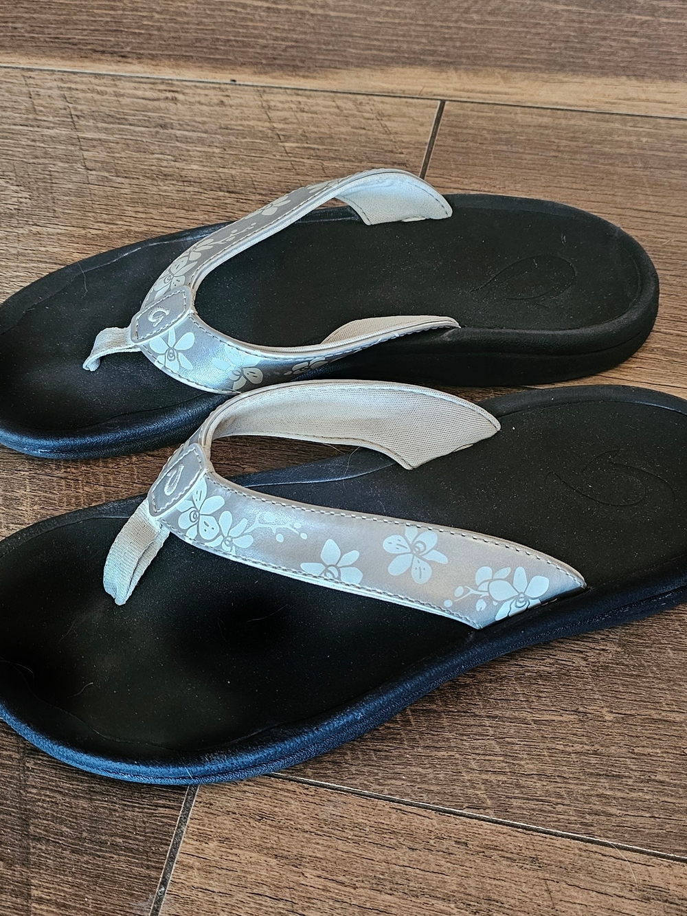 OluKai Women's Floral Strap Flip Flops - Black Soles, Silver Gray/White Straps